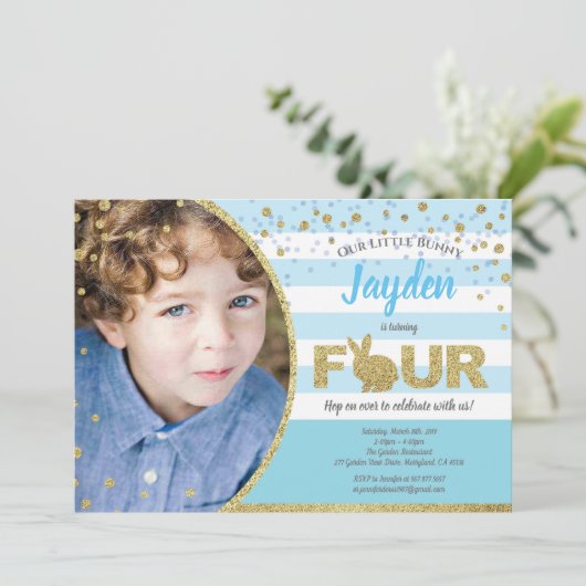 Konijn jongen 4de verjaardag foto uitnodiging in b (Staand voorkant)