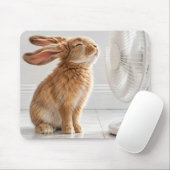 Konijn koelt af voor witte ventilator muismat (Met muis)