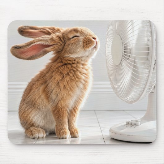 Konijn koelt af voor witte ventilator muismat (Voorkant)
