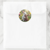 Konijn likt een chocolade paashaas ronde sticker (Tas)