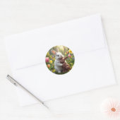 Konijn likt een chocolade paashaas ronde sticker (Envelop)