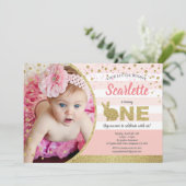 Konijn meisje 1e verjaardag foto uitnodiging roze  (Staand voorkant)