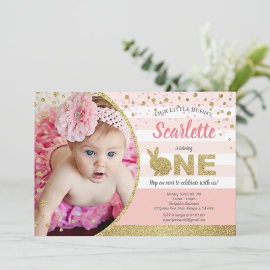 Konijn meisje 1e verjaardag foto uitnodiging roze  (Staand voorkant)