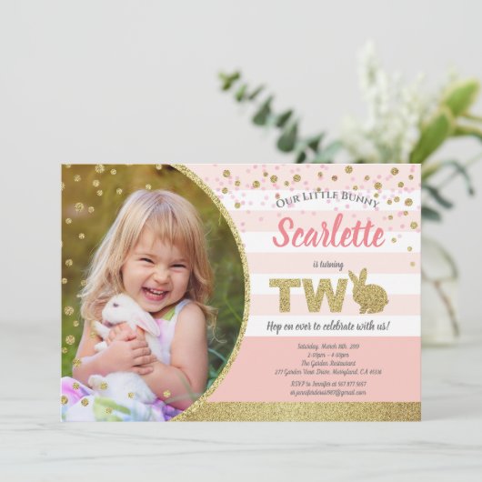Konijn meisje 2de verjaardag foto uitnodiging roze (Staand voorkant)