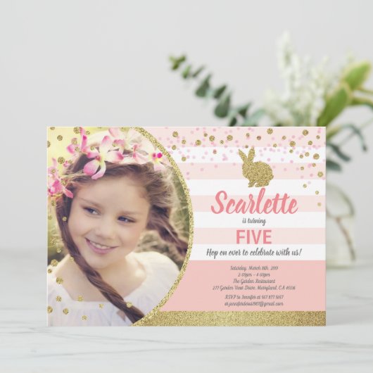 Konijn meisje verjaardagsfoto uitnodiging roze gou (Staand voorkant)