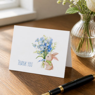 Konijn met blauwe bloemenboeket bedankkaart