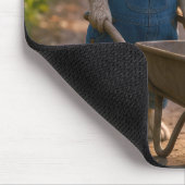 Konijn met een boompje in een kruiwagen muismat (Hoek)