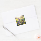 Konijn met narcissen voor chocolade paashaas vierkante sticker (Envelop)