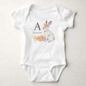 Konijn met roze bloemen monogram romper (Voorkant)