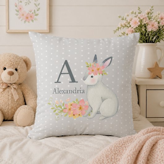 Konijn met roze bloemenmonogram kussen
