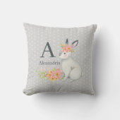 Konijn met roze bloemenmonogram kussen (Voorkant)