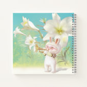 Konijn met trompet en vogel in lelie tuin notitieboek (Achterkant)
