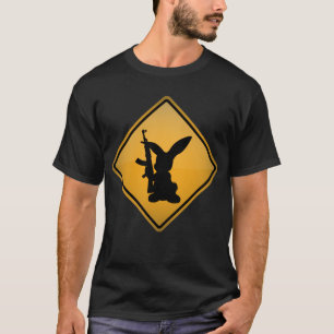 Konijn met waarschuwingsbord voor Pistool T-shirt