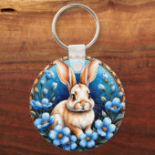 Konijn omringd door blauwe bloemen sleutelhanger (Voorkant)