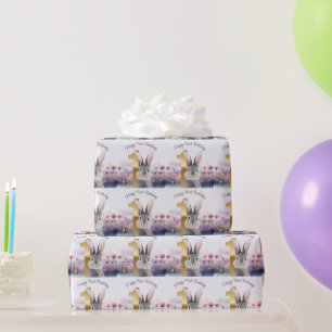 Konijn op de eerste verjaardag in een veld met wil cadeaupapier