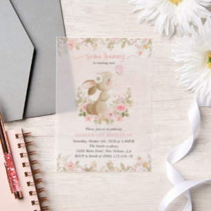 Konijn, Vlinder, Roze Bloemen, Eerste Verjaardag Vellum Uitnodigingen
