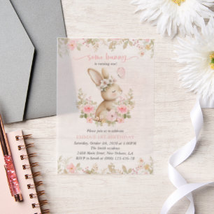 Konijn, Vlinder, Roze Bloemen, Eerste Verjaardag Vellum Uitnodigingen