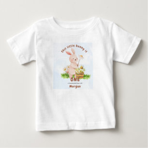 Konijn wordt één Schattig babykonijn 1e verjaardag