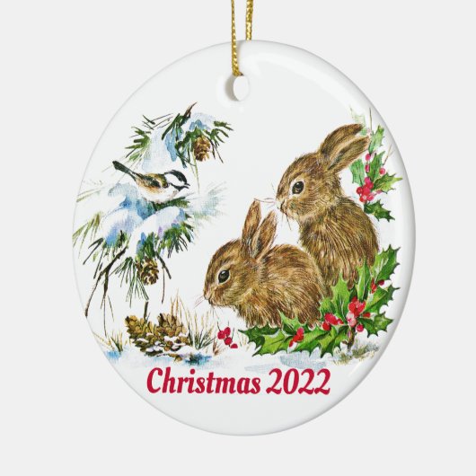 Konijnen en vogel genieten van sneeuw op Kerstmis Keramisch Ornament (Links)