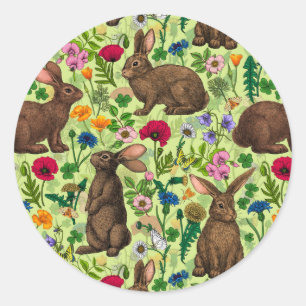 Konijnen en wilde bloemen op honingdauw groen ronde sticker