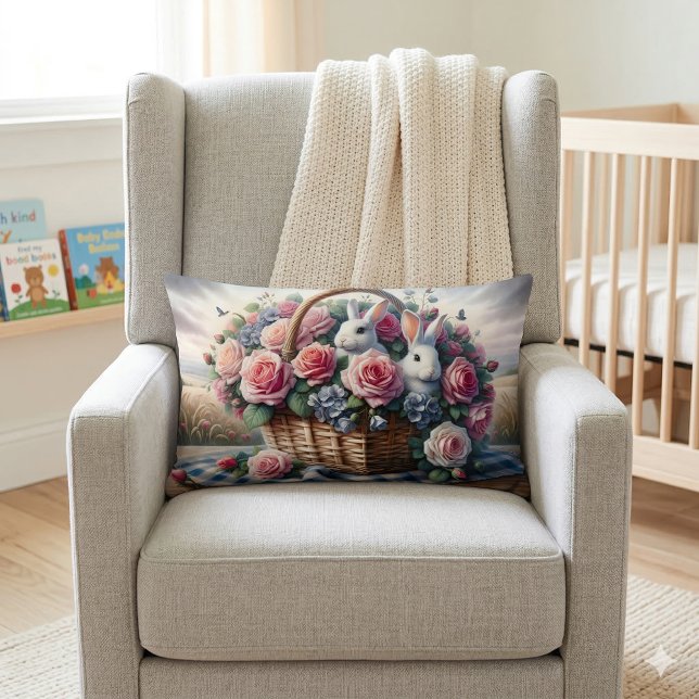 Konijnen genesteld tussen cottagerozen kussen (Bunnies Nestled Among Cottage Roses Lumbar Pillow Mockup A)