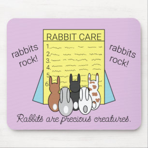 Konijnen lezen over konijnenverzorging: muismat