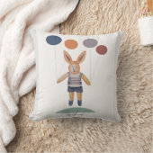 Konijnenjongen opgetild door ballonnen kinderkamer kussen (Deken)