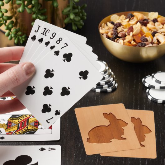 Konijnensilhouet gegraveerd op houten ontwerpen pokerkaarten (Insitu)