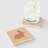 Konijnensilhouet gegraveerd op houten ontwerpen stenen onderzetter (Zijkant)