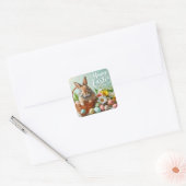 Konijntje in een mand, bloemen en paaseieren vierkante sticker (Envelop)