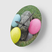 Konijntje met roze blauw geel ei ronde klok (Hoek)