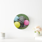 Konijntje met roze blauw geel ei ronde klok (Huis)