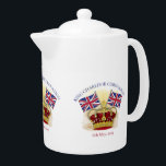 Koning Charles III Coronation Crown en Flags Theepot<br><div class="desc">Koning Charles III Coronationdesign. Herdenking van de 6 mei 2023 Coronation ceremonie van het nieuwe Monarch. Het ontwerp is voorzien van een Tudor-stijl kroon en Unievaknaam.</div>
