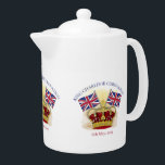 Koning Charles III Coronation Crown en Flags Theepot<br><div class="desc">Koning Charles III Coronationdesign. Herdenking van de 6 mei 2023 Coronation ceremonie van het nieuwe Monarch. Het ontwerp is voorzien van een Tudor-stijl kroon en Unievaknaam.</div>