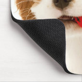 Koning Charles Spaniel met rode auto in haar mond. Muismat (Hoek)