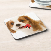 Koning Charles Spaniel met rode auto in haar mond. Onderzetter (Linkerzijde)