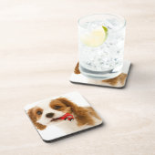 Koning Charles Spaniel met rode auto in haar mond. Onderzetter (Rechterzijde)