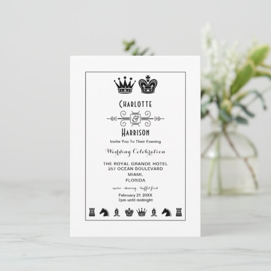 Koning en koningin op het schaakbord spelen tijden kaart (Staand voorkant)