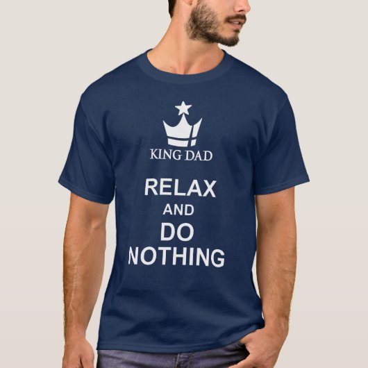 Koning Pap ontspant zich en doet niets marinesblau T-shirt (Voorkant)