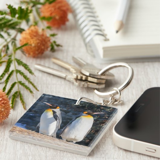 Koning Penguin Paar Tegen Winter Achtergrond Sleutelhanger (Voorkant Rechts)