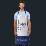 Koning van de gril schort<br><div class="desc">Koning van het verdriet, het perfecte cadeau voor de zomerkok in je leven. Een idee van verjaardag, Kerstmis, moederdag of vaders cadeau of gewoon een dank voor een geweldige dag! In patriottisch rood, wit en blauw met op de tekst van het trendmanuscript en een koele onderdrukte mening, maakt dit de...</div>