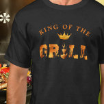 Koning van de Grill BBQ T-shirt<br><div class="desc">KING OF THE GRILL vuur en vlammen typografie ontwerp op uw keuze van kleding en kleur. Voeg tekst toe om naar wens te personaliseren in EDIT. ASSISTENTIE: Voor hulp bij het aanpassen of personaliseren van het ontwerp, het veranderen van de kleur, het vergroten of verkleinen van het formaat, het overbrengen...</div>