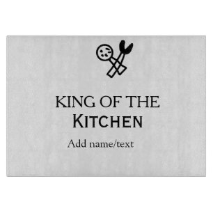 Koning van de keuken chef koken voeg naam kroon to snijplank