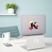 Koning van Harten Gekroonde K Embleem Sticker (Laptop op bureau)