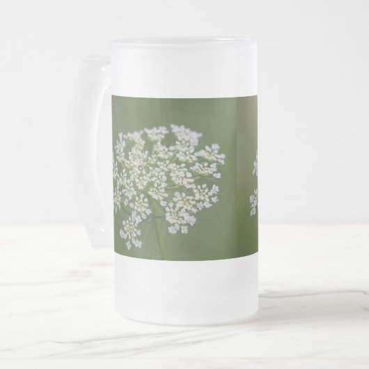 Koningin Anne's kant, Mok met glazen bier (Voorkant links)