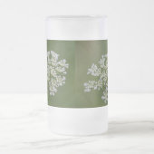 Koningin Anne's kant, Mok met glazen bier (Center)