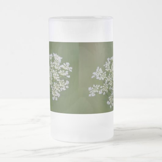 Koningin Anne's kant, Mok met glazen bier (Center)