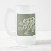 Koningin Anne's kant, Mok met glazen bier (Links)