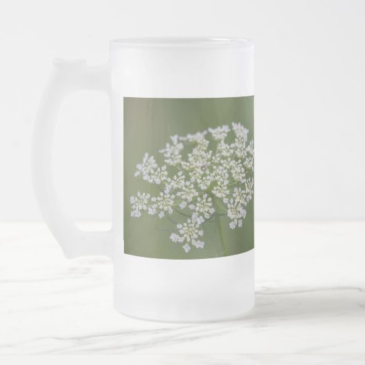 Koningin Anne's kant, Mok met glazen bier (Links)