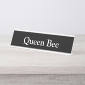 Koningin Bee, Bureau Naambordje (Voorkant)
